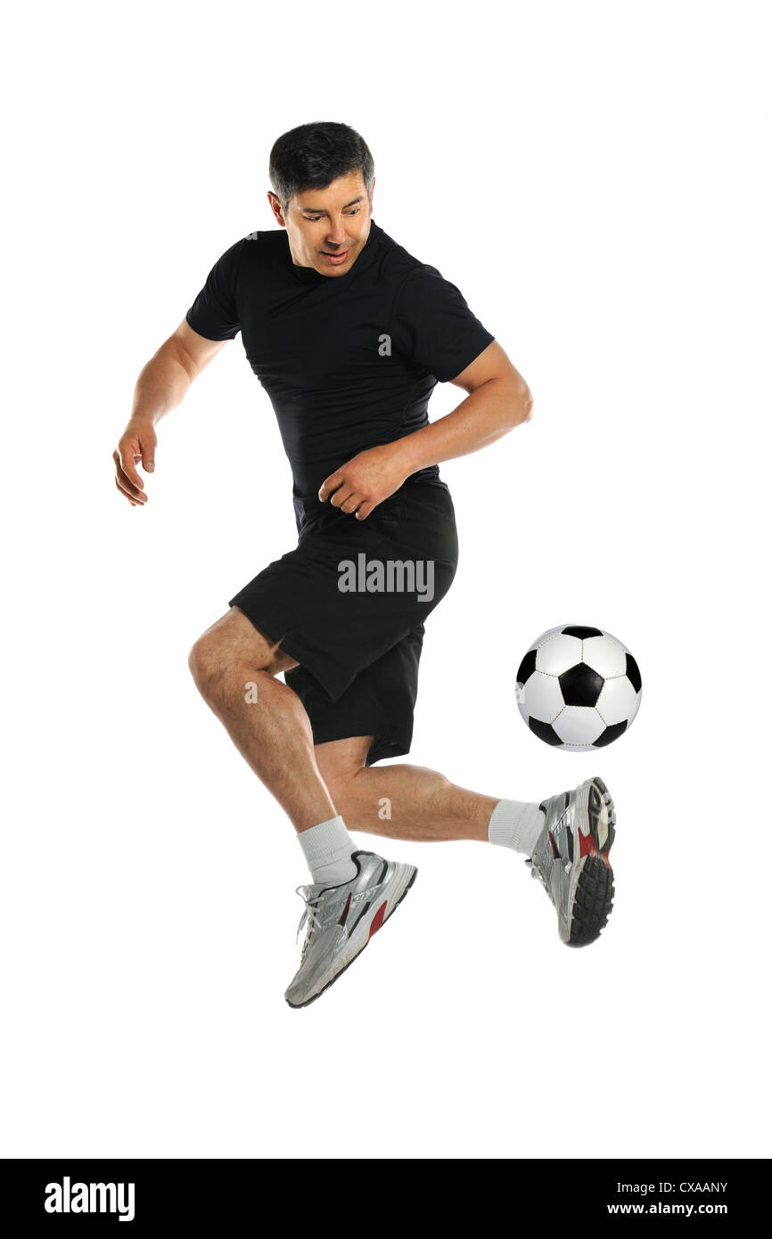 Hispanic Mann spielt mit Fußball isoliert auf weißem Hintergrund Stockfoto