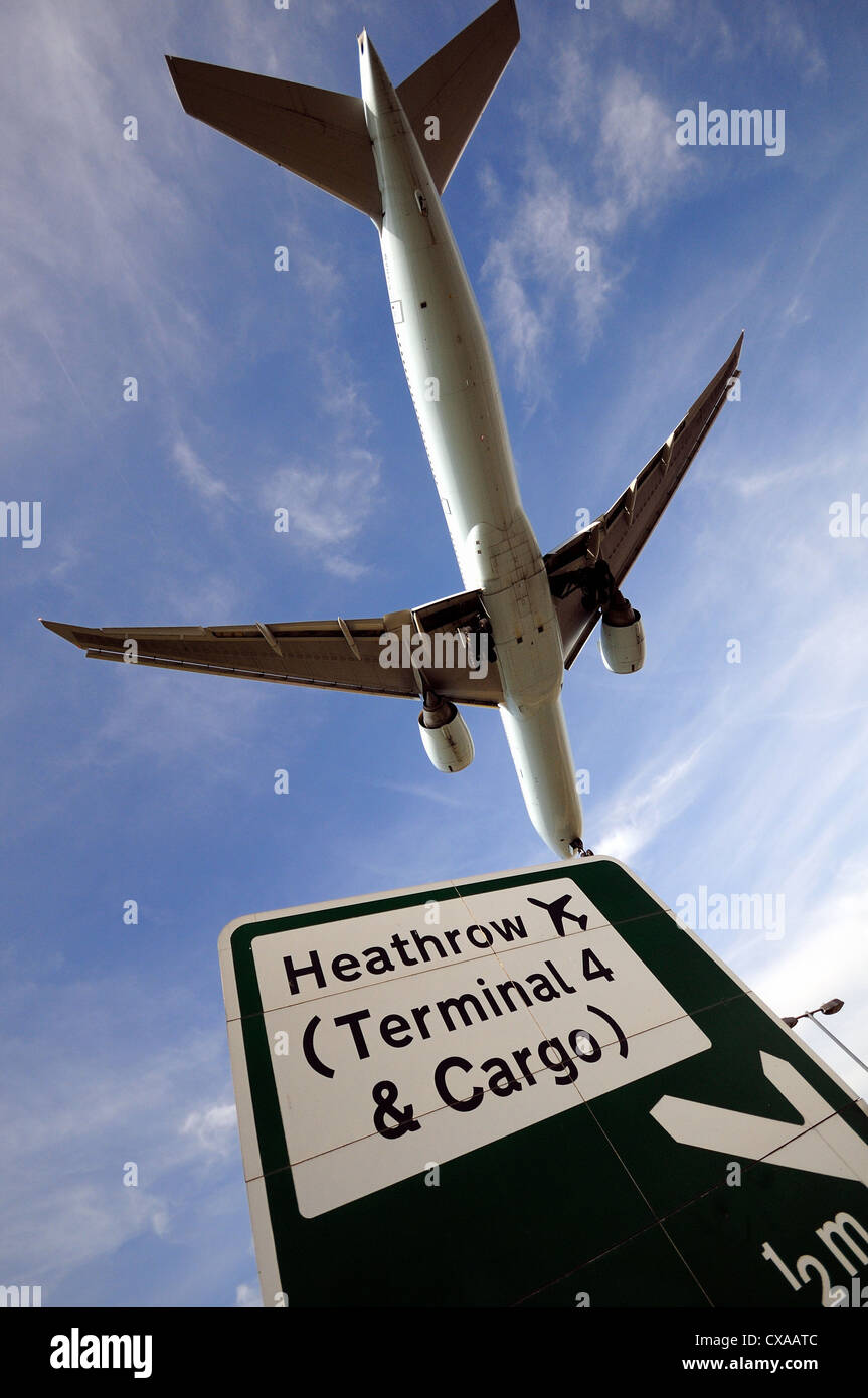 Passagierjet Flugzeug landet auf dem Flughafen Heathrow, London Stockfoto