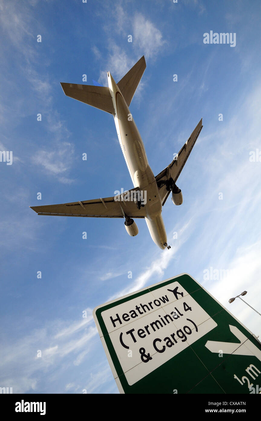 Passagierjet Flugzeug landet auf dem Flughafen Heathrow, London Stockfoto