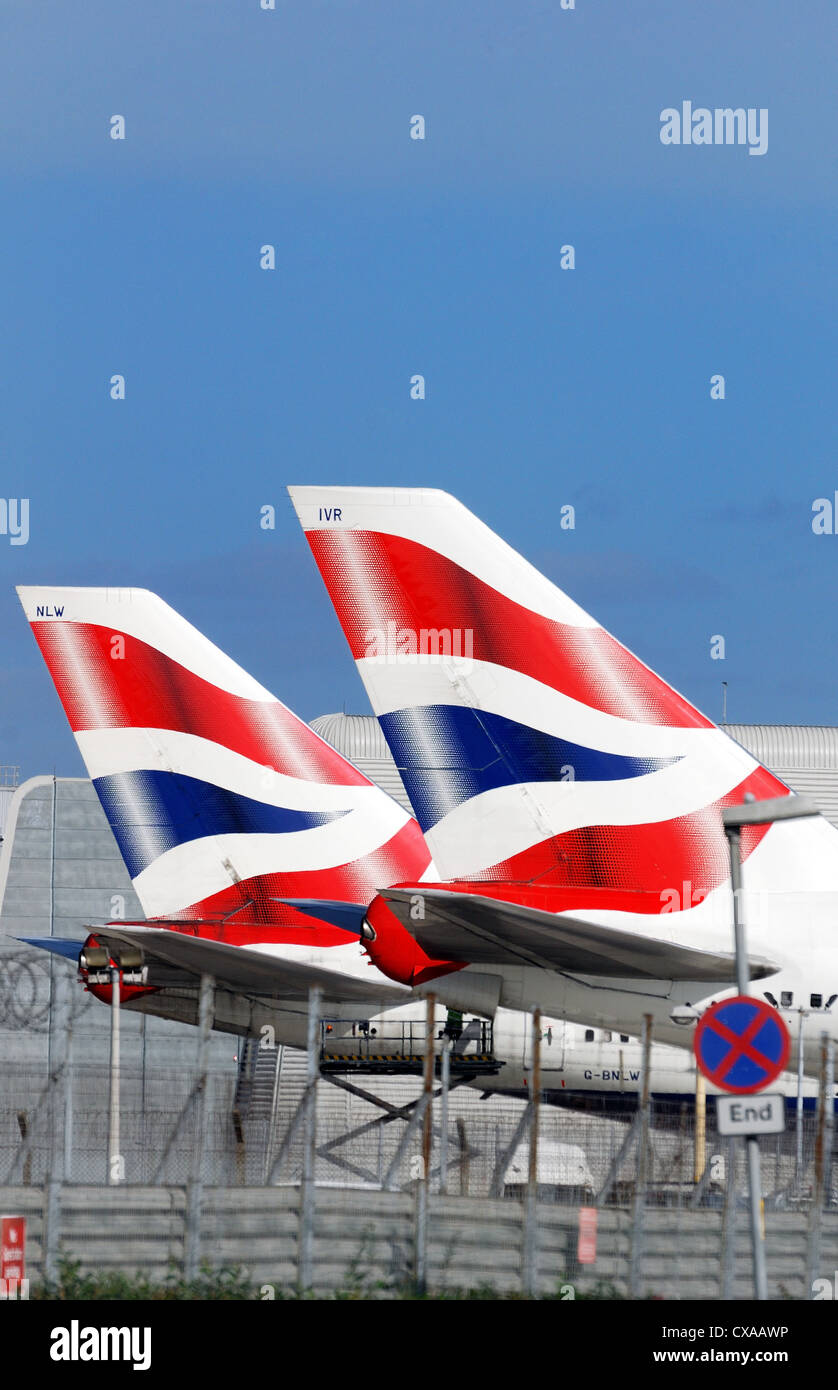 British Airways Firmenlogo auf Heckflossen von zwei Jet-Flugzeugen, Heathrow London Stockfoto