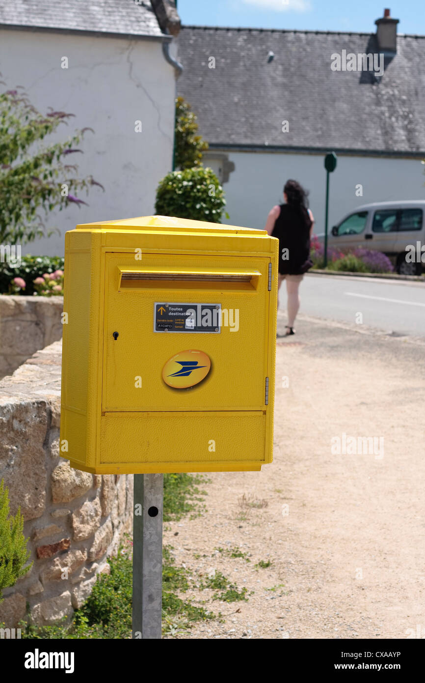 La Poste (Französisch Mail) gelben Briefkasten. La Trinité-Sur-Mer, Morbihan, Bretagne, Frankreich Stockfoto