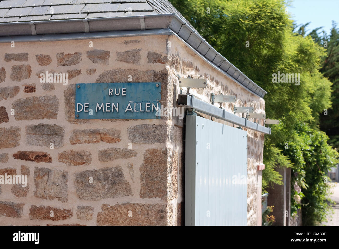 Rue De Männer Allen Straßenschild. La Trinité-Sur-Mer, Morbihan, Bretagne, Frankreich. Stockfoto
