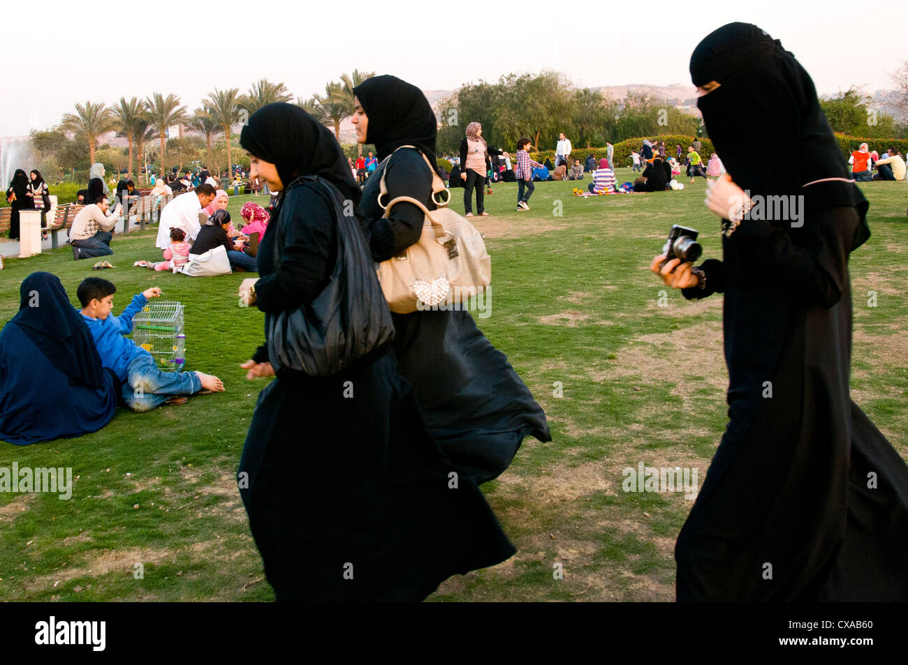 Frauen gehen in Al-Azhar park Cairo Stockfoto
