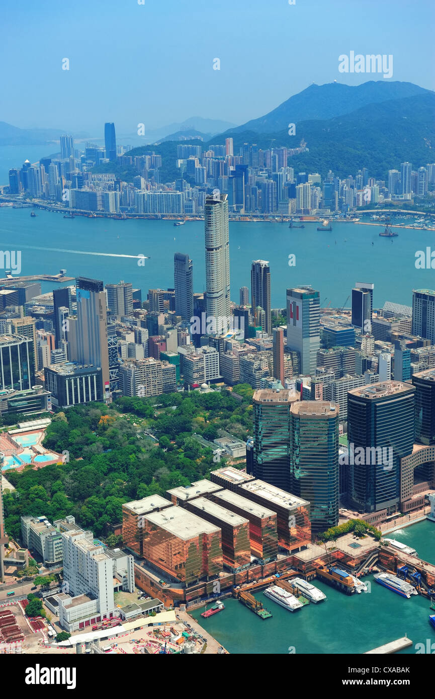 Hong Kong Luftbild Panorama mit städtischen Wolkenkratzern und Meer. Stockfoto