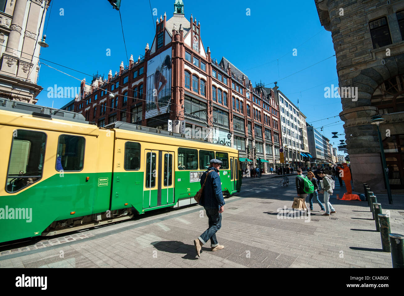 Straßenbahn Helsinki auf den wichtigsten Einkaufsstraßen Aleksanterinkatu High Street Stockfoto