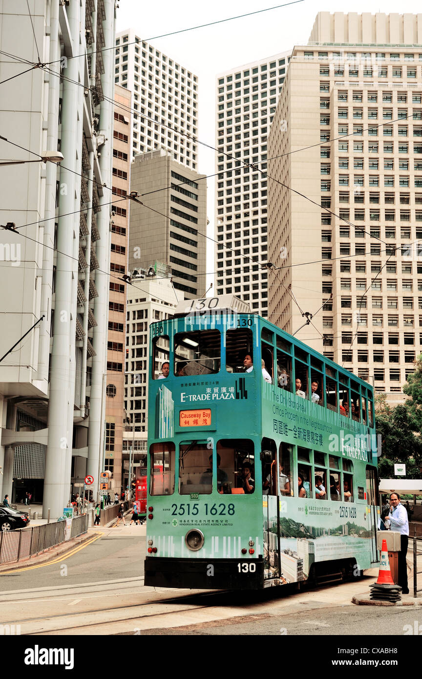 Doppeldecker-Bus mit Wolkenkratzern Stockfoto