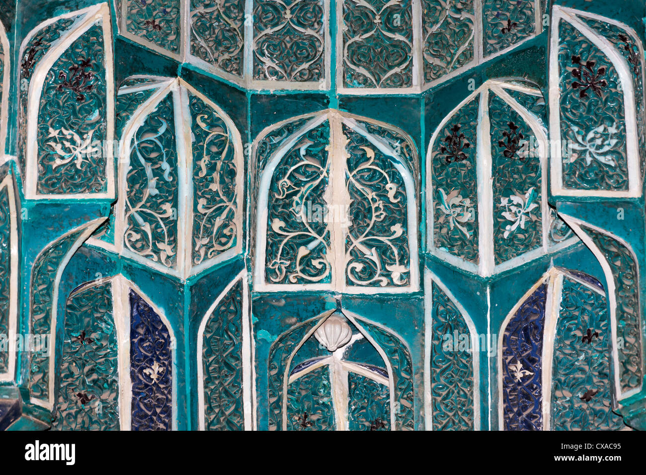 Detail der Fliesen Ziyarat-Khana, Squinch, Pilgerreise Zimmer im Shah-i Zinda, Samarkand, Usbekistan Stockfoto