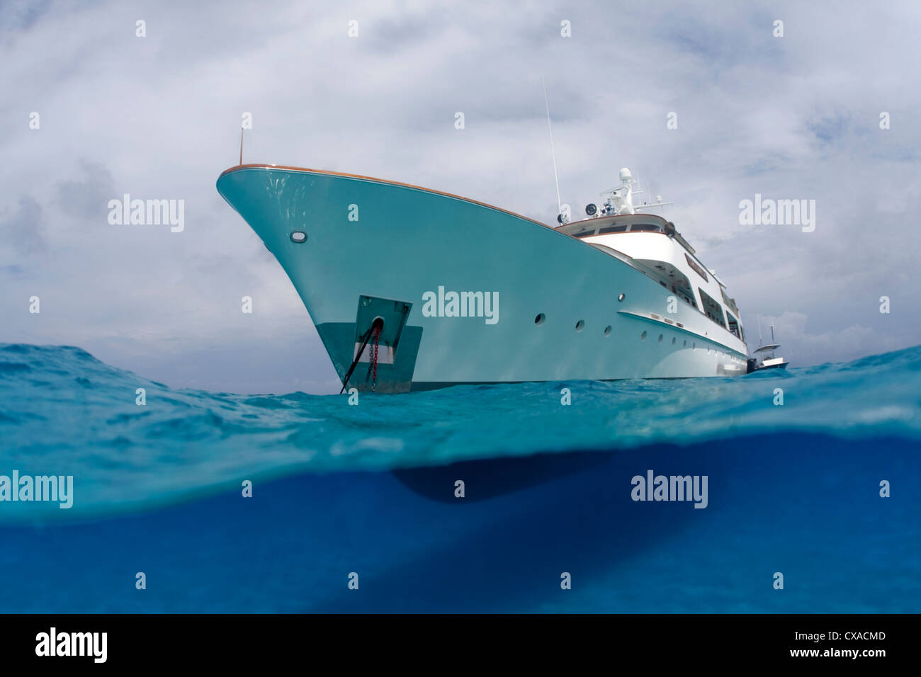 Eine geteilte Wasser Ansicht einer Yacht auf den Bahamas. Stockfoto