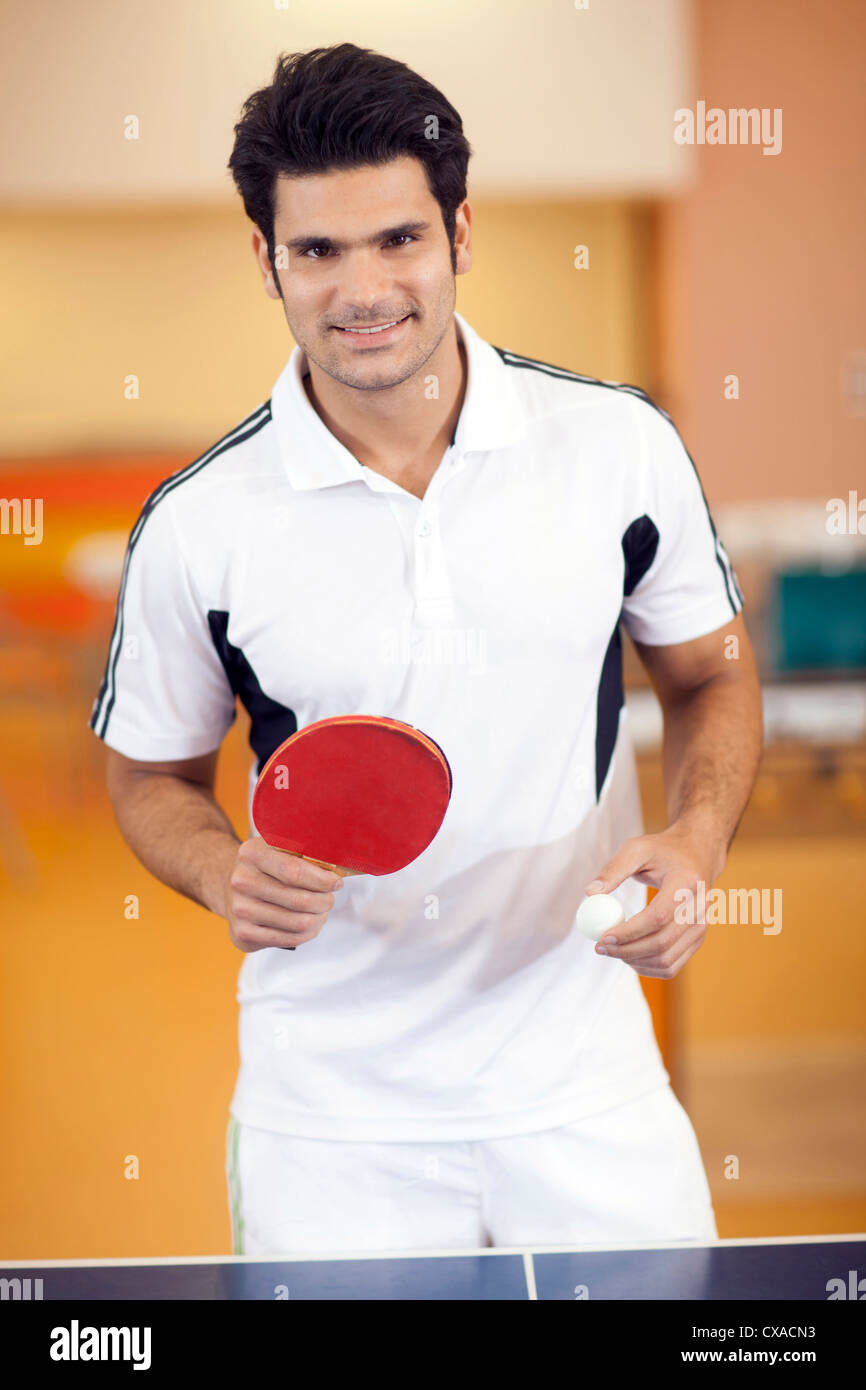 Hispanic Mann spielen Ping-pong Stockfoto