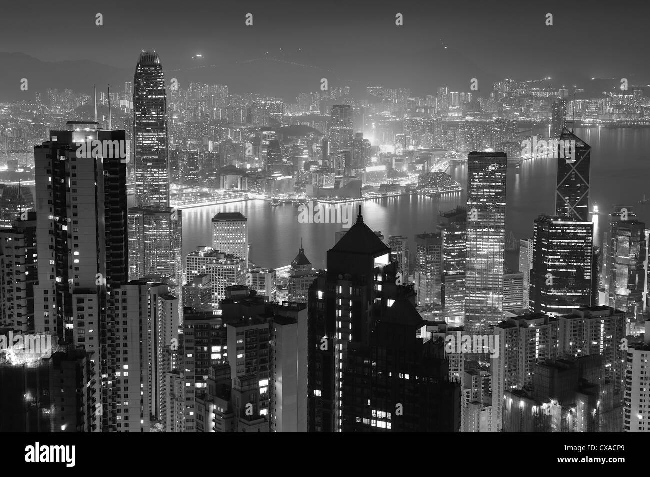 Hong Kong Skyline der Stadt in der Nacht mit Victoria Harbour Stockfoto