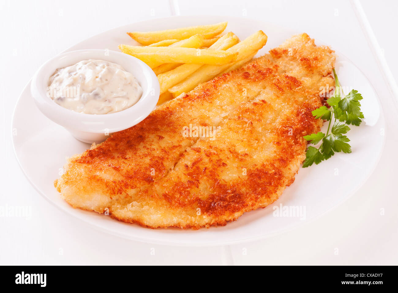 Panierter Fisch mit Sauce Tartare und Pommes Frites. Stockfoto