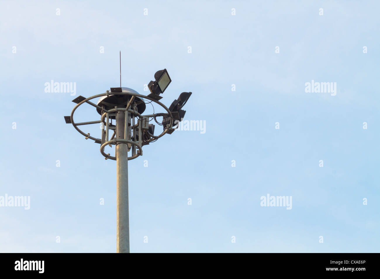 Flood Strahler auf blauen Himmel Stockfoto