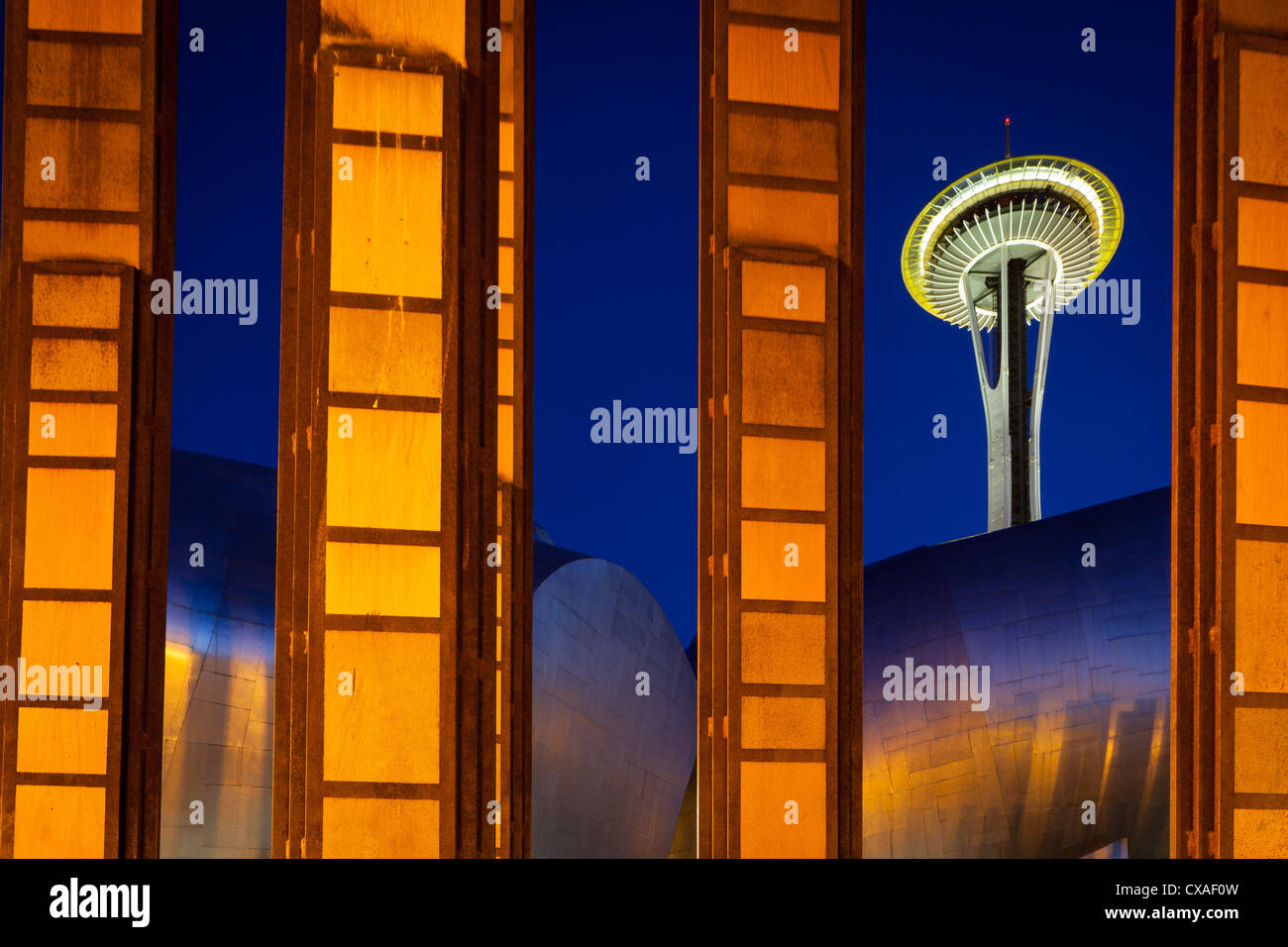 Seattle Space Needle und "Bambus" Skulptur im Seattle Center. Stockfoto