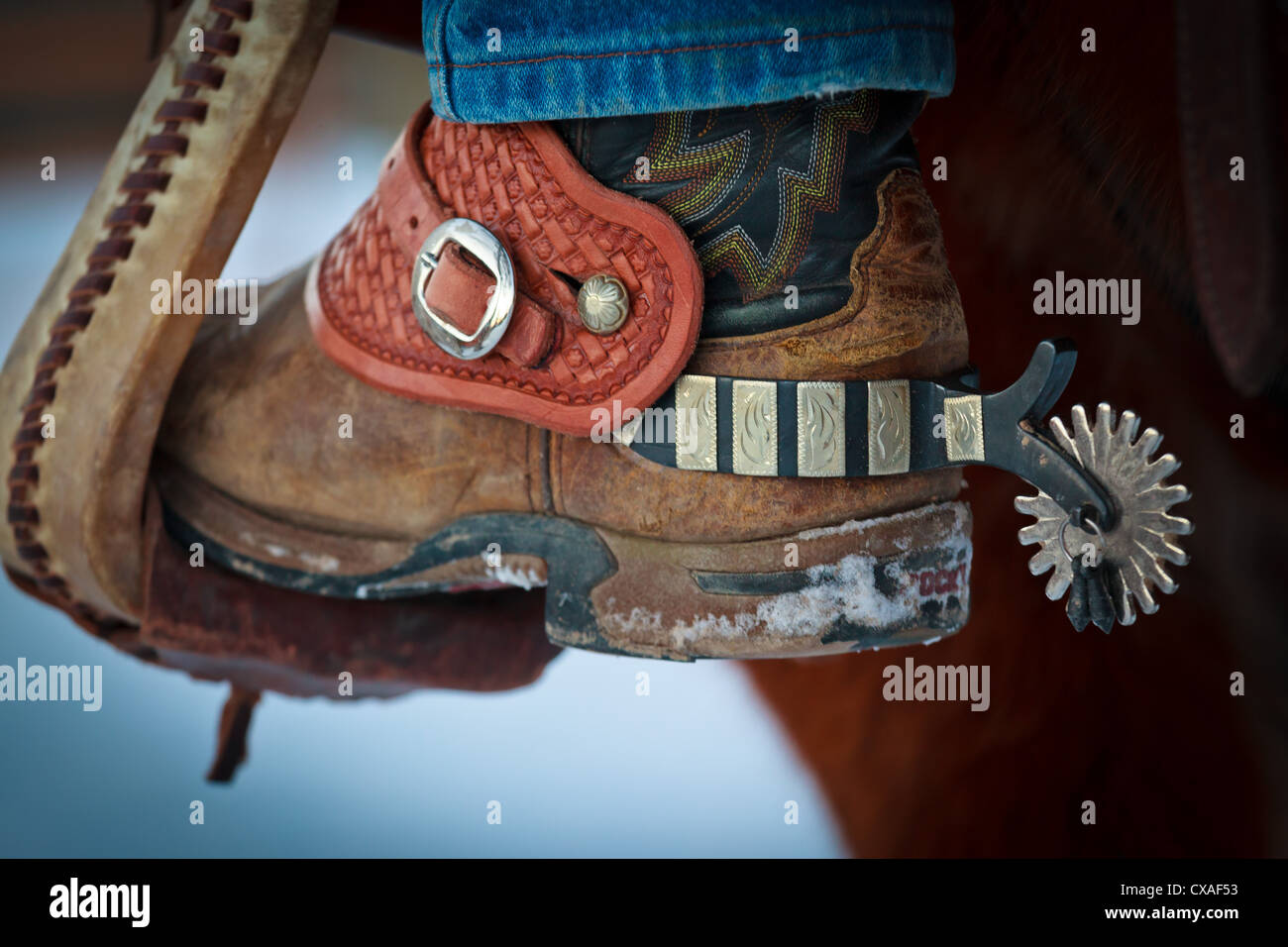 Boot mit Sporen im Steigbügel auf Ranch im östlichen Wyoming Stockfoto