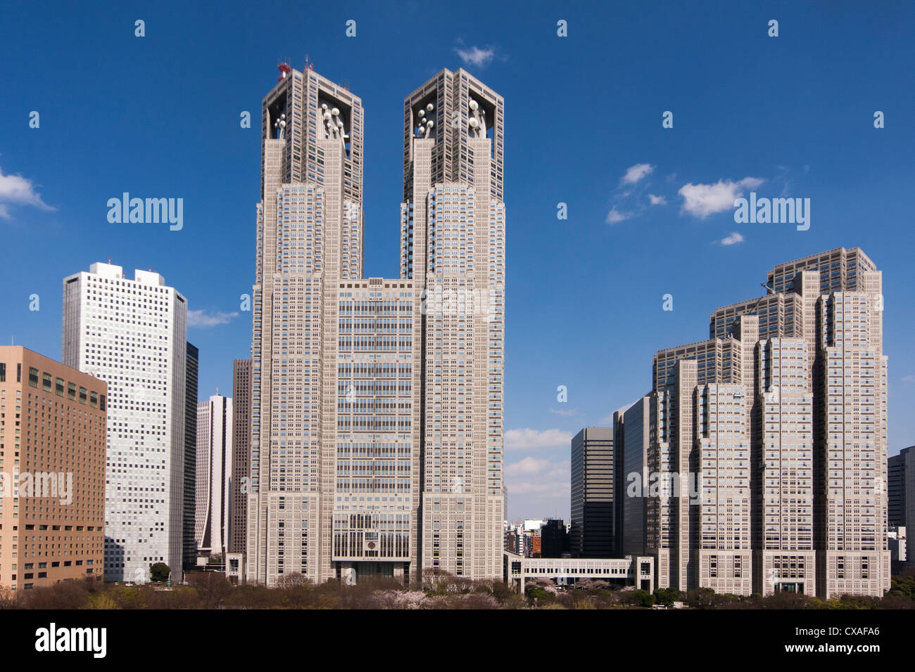 Tokyo Metropolitan Government Building an einem sonnigen Tag Stockfoto