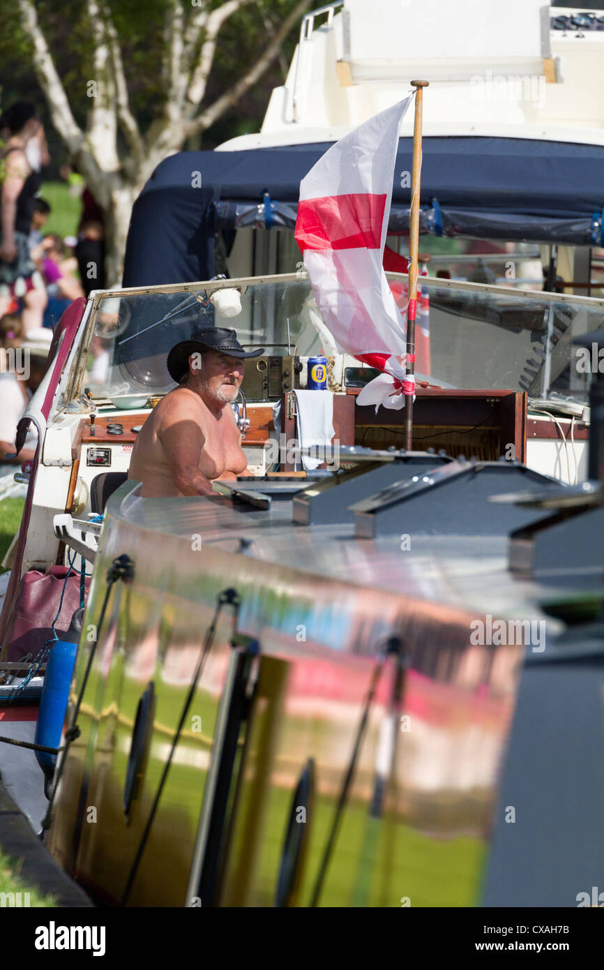 Siesta auf Hausboot festgemacht an der Themse in Abingdon 2, Dragon Boat Festival 2012 Stockfoto
