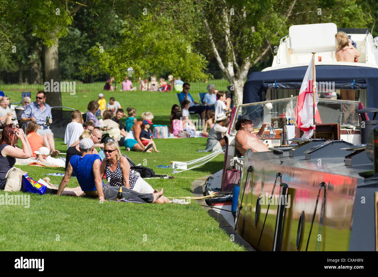 Siesta an der Themse in Abingdon, Drachenboot-Festival 2012 Stockfoto