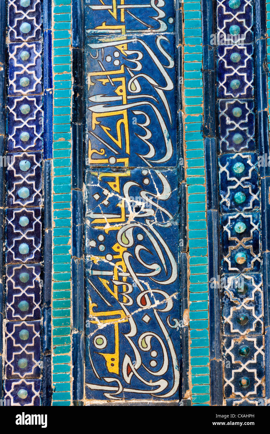 Detail der gefliesten Inschrift, Amirzada Mausoleum, Shah-i Zinda Grabanlage, Samarkand, Usbekistan Stockfoto