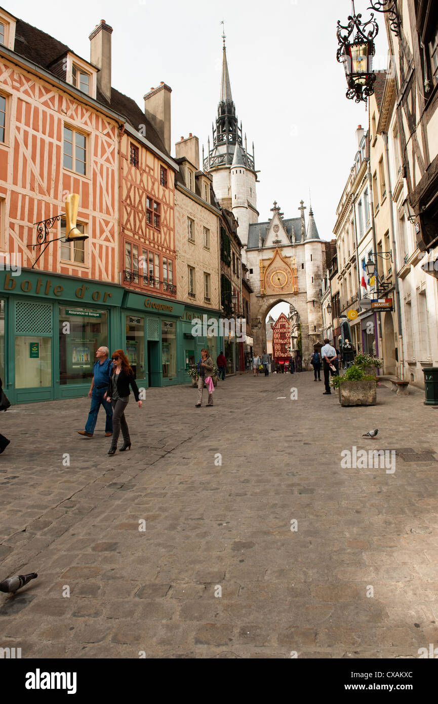 Gepflasterten Stadt Zentrum Straße, Uhrturm in Auxerre Frankreich Stockfoto