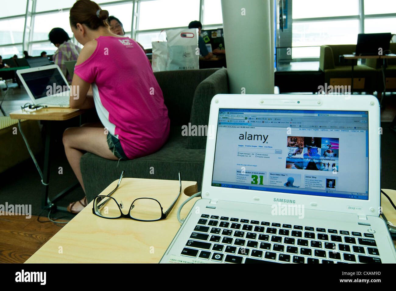 Bereich kostenlos Laptop-Computer mit Internet-Anschluss in der Abfluglounge am Incheon International Airport, Incheon, Stockfoto