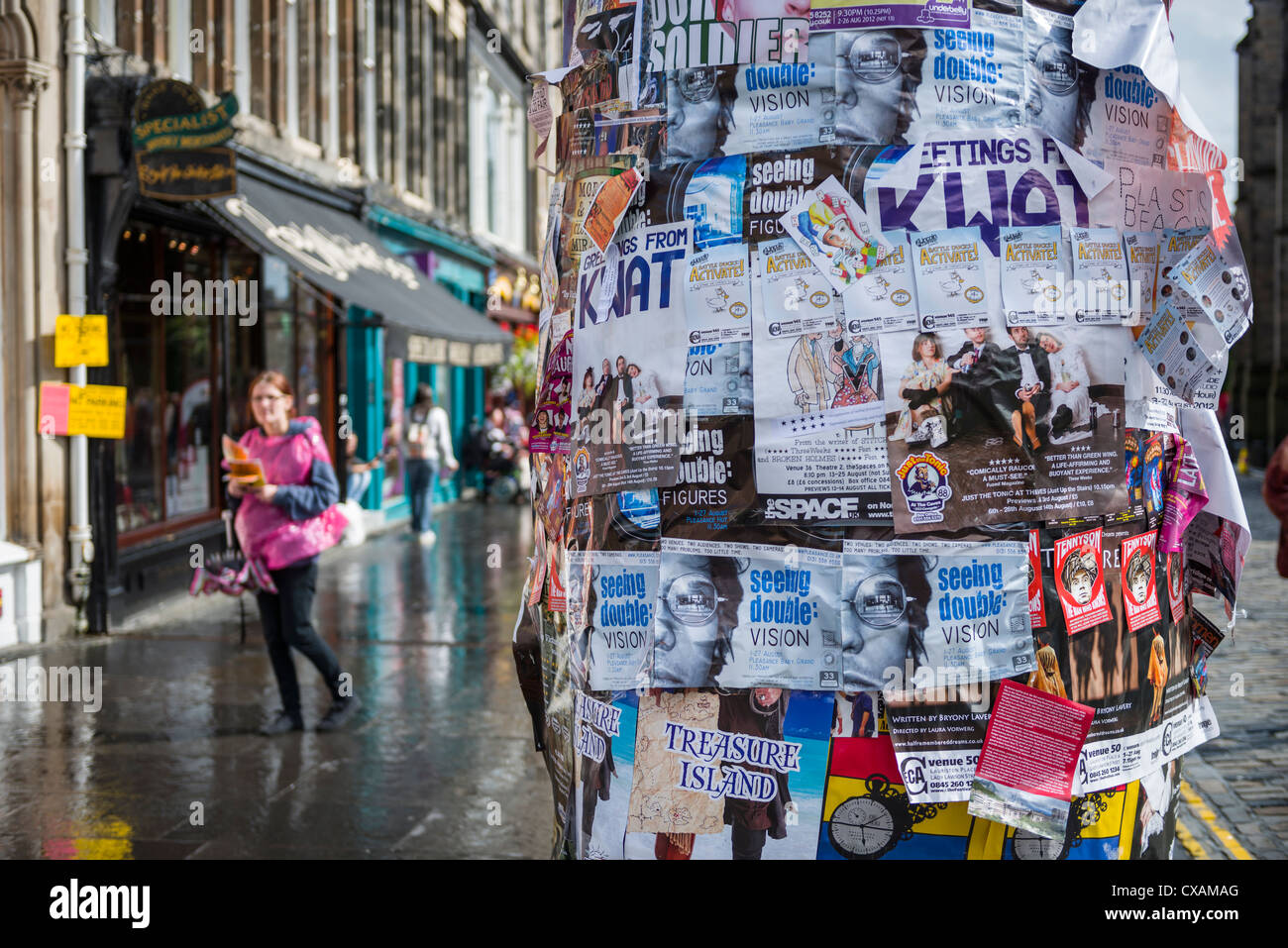 Zeigen Sie Plakate über Post auf der Royal Mile an der 2012 International Edinburgh Fringe Festival, Edinburgh, Scotland, UK Stockfoto