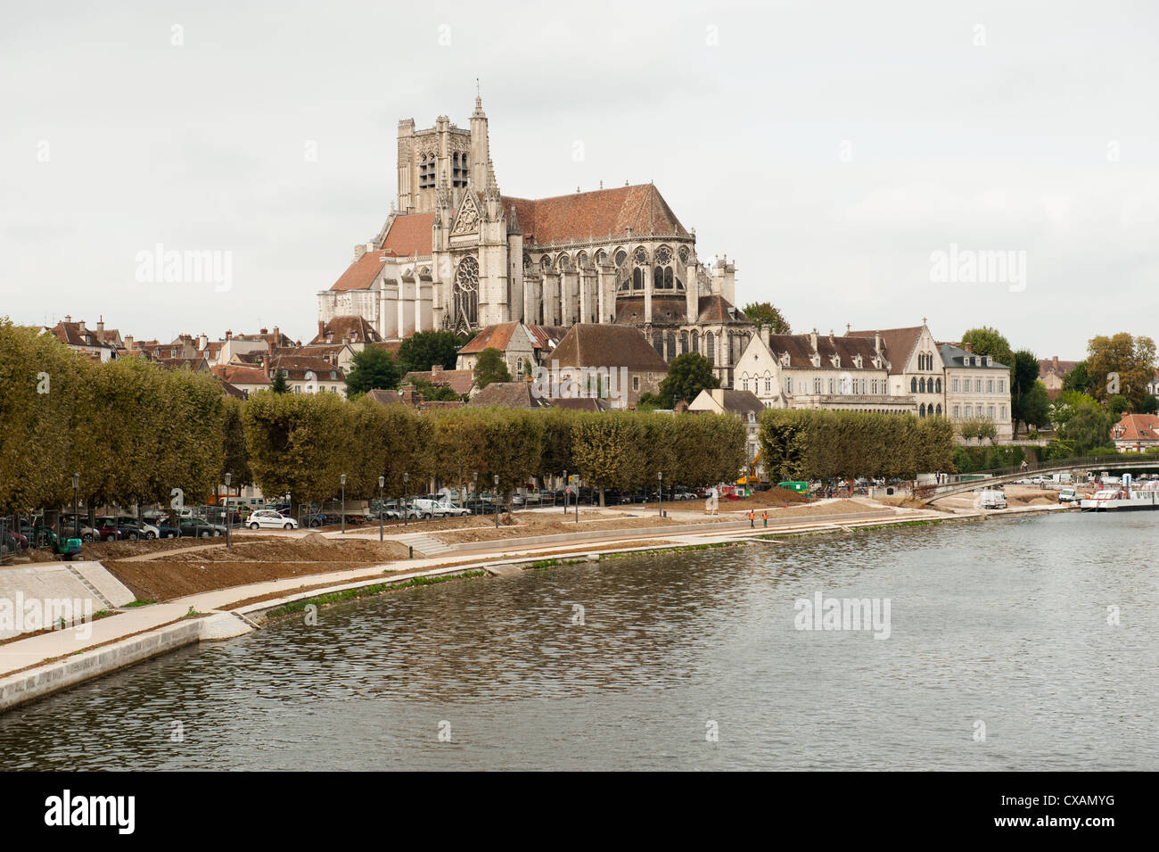 Kirche Saint-Pierre Yonne Fluss im Vordergrund in Auxerre Frankreich anzeigen Stockfoto