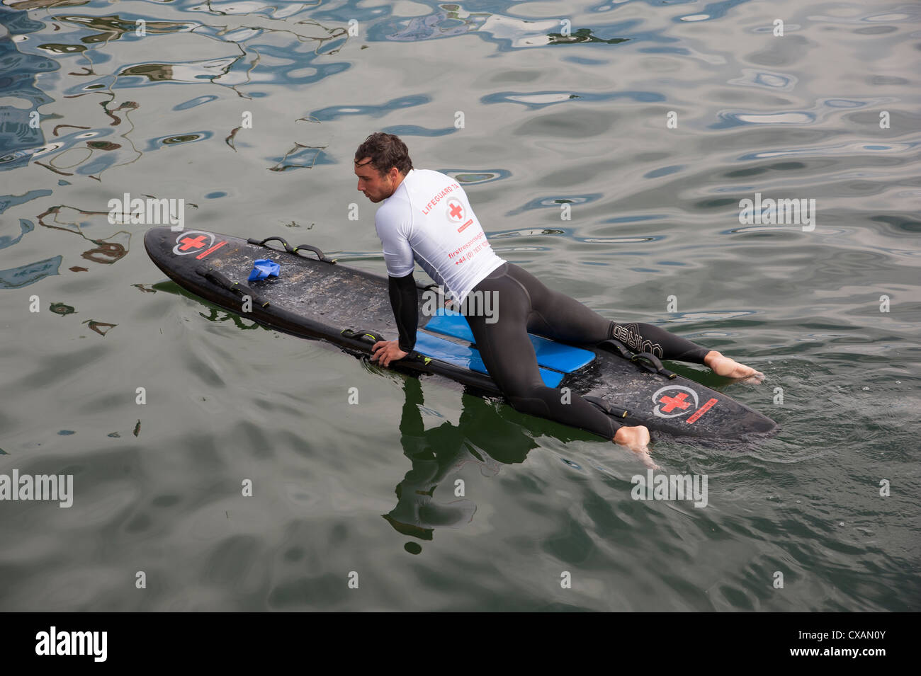 Rettungsschwimmer auf einem Brett Stockfoto