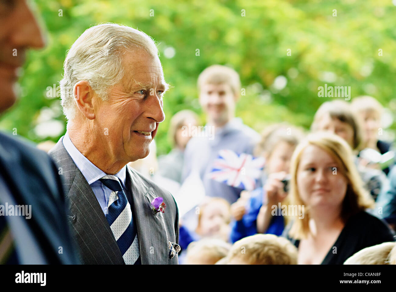 Prinz Charles, Prinz von Wales treffen die Massen außerhalb St. Laurence Kirche UK / Stockfoto