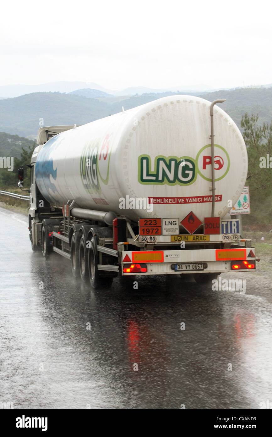 Canakkale, fährt Tank LKW auf nasser Fahrbahn Stockfoto