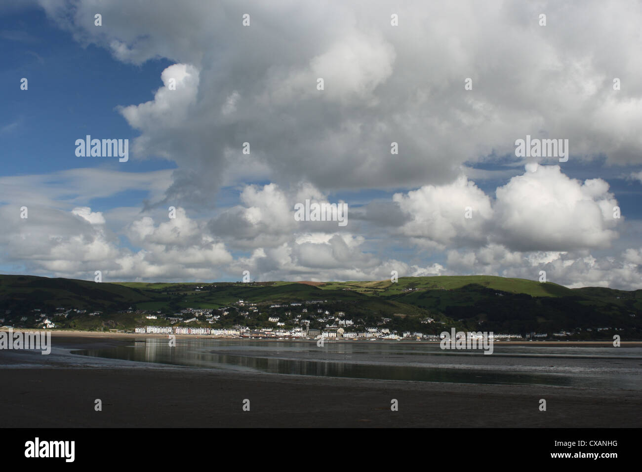 Aberdyfi von Borth Strand bei Ebbe im Sommer Stockfoto