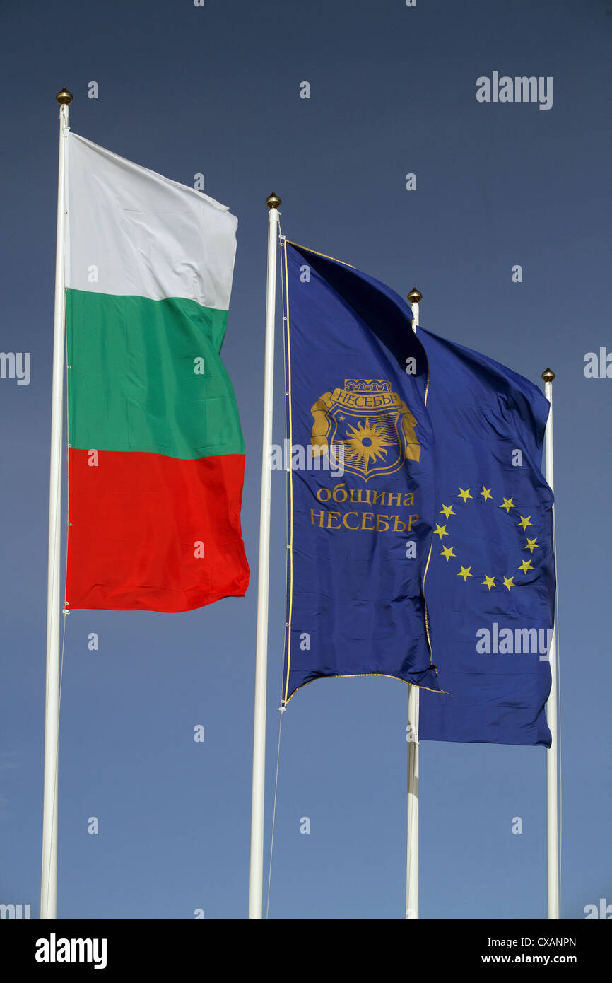 Nessebar, nationale Flagge von Bulgarien Flagge von Nessebar und die EU-Flagge im wind Stockfoto