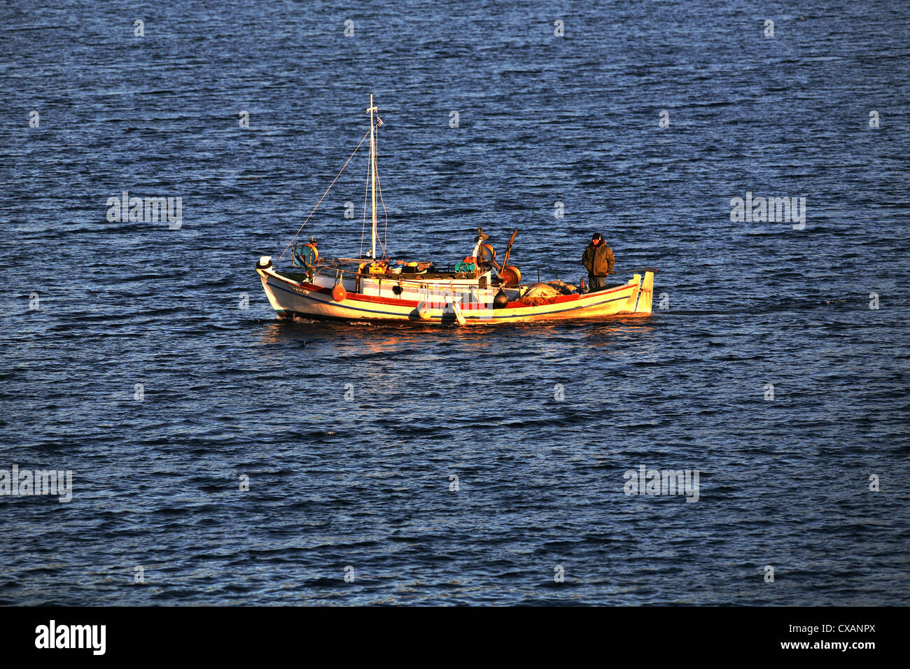 Iraklion, Fischerboot auf dem offenen Meer Stockfoto