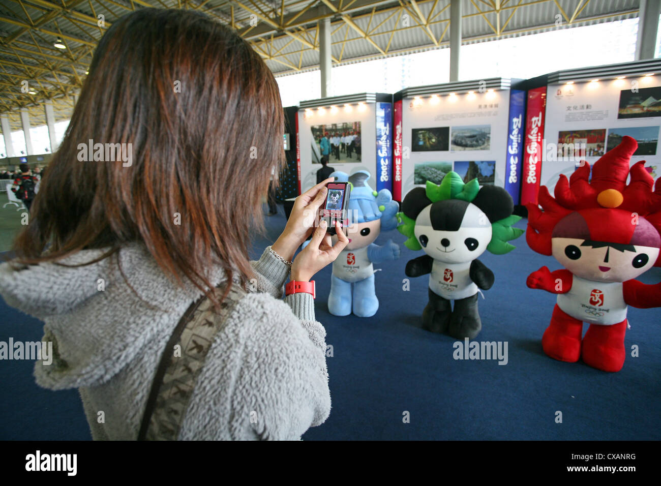 Hong Kong Frau fotografiert die Maskottchen der Olympischen Spiele 2008 in Peking Stockfoto