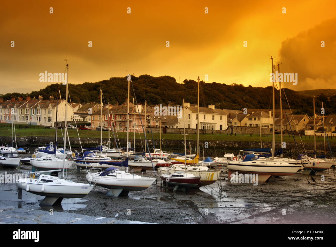 Boote im Hafen mit der Flut, in Aberaeron Stockfoto