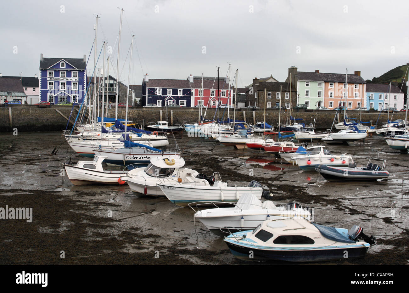 Boote im Hafen mit der Flut, in Aberaeron Stockfoto