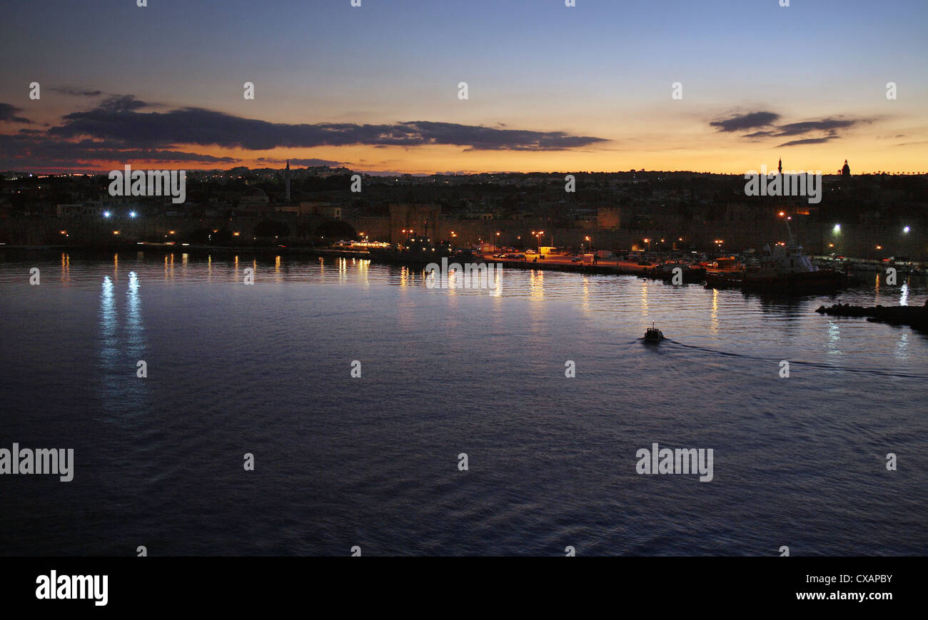 Rhodos, mit Blick auf die Altstadt im Abendlicht Stockfoto