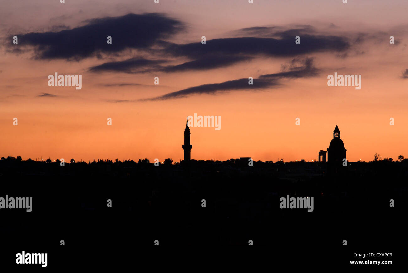 Rhodos, die Skyline der Stadt in der Abenddämmerung Stockfoto