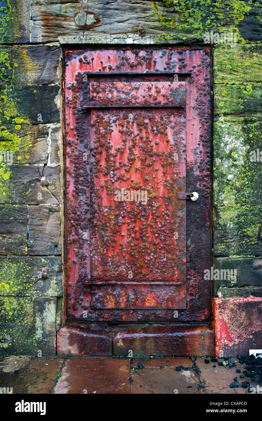 Rosten alte Tür am Hafen von Whitehaven, Cumbria Stockfoto