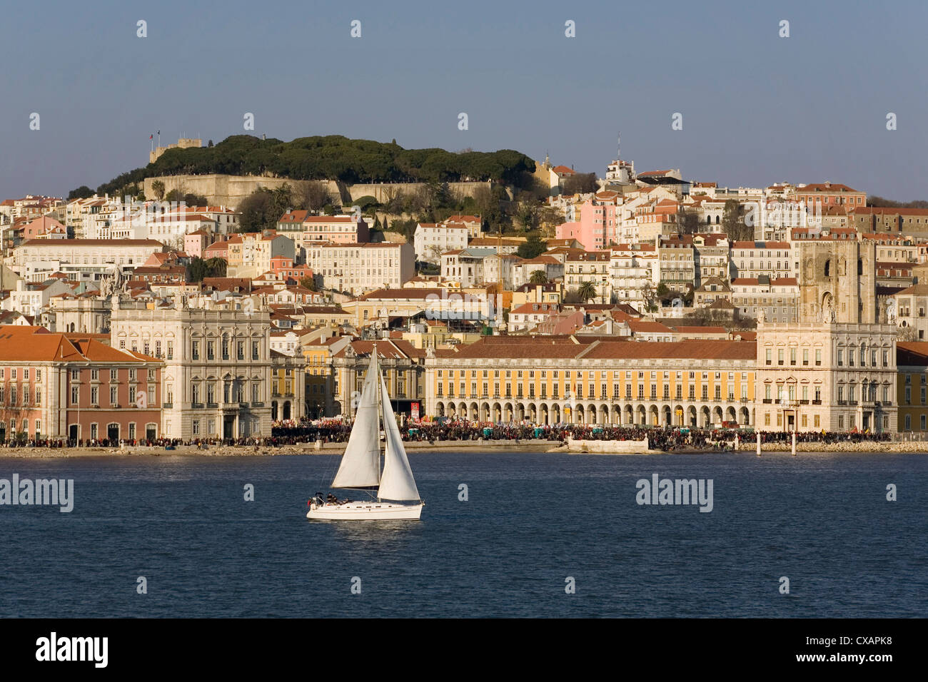 Blick vom Fluss Tejo, zeigt Praca Comercio, Demonstration, Schloss und Kathedrale, Lissabon, Portugal, Europa Stockfoto
