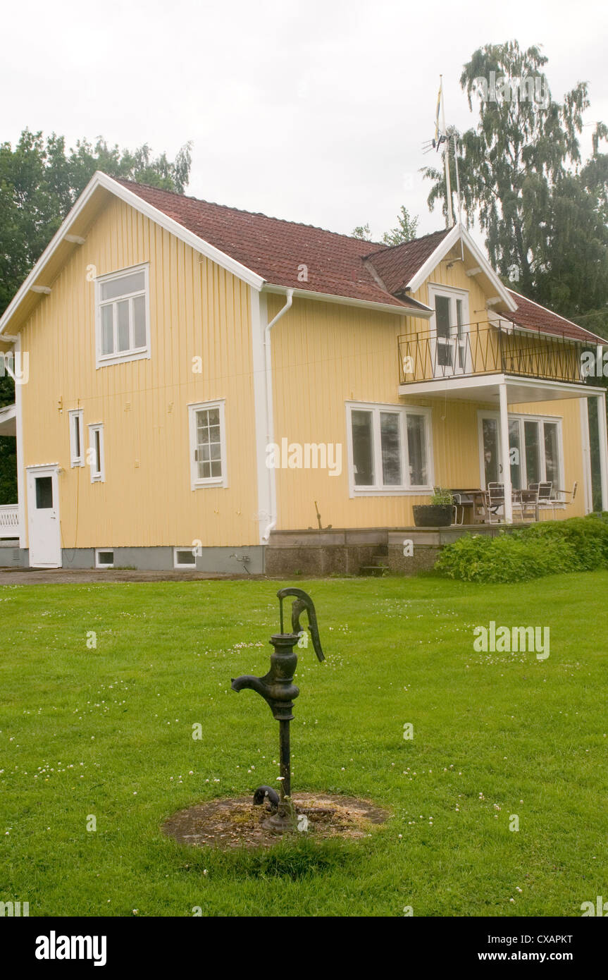 Schwedisches Holzhaus Häuser Haus Häuser Holz Schweden traditionell gelb Holz Schweden Stockfoto