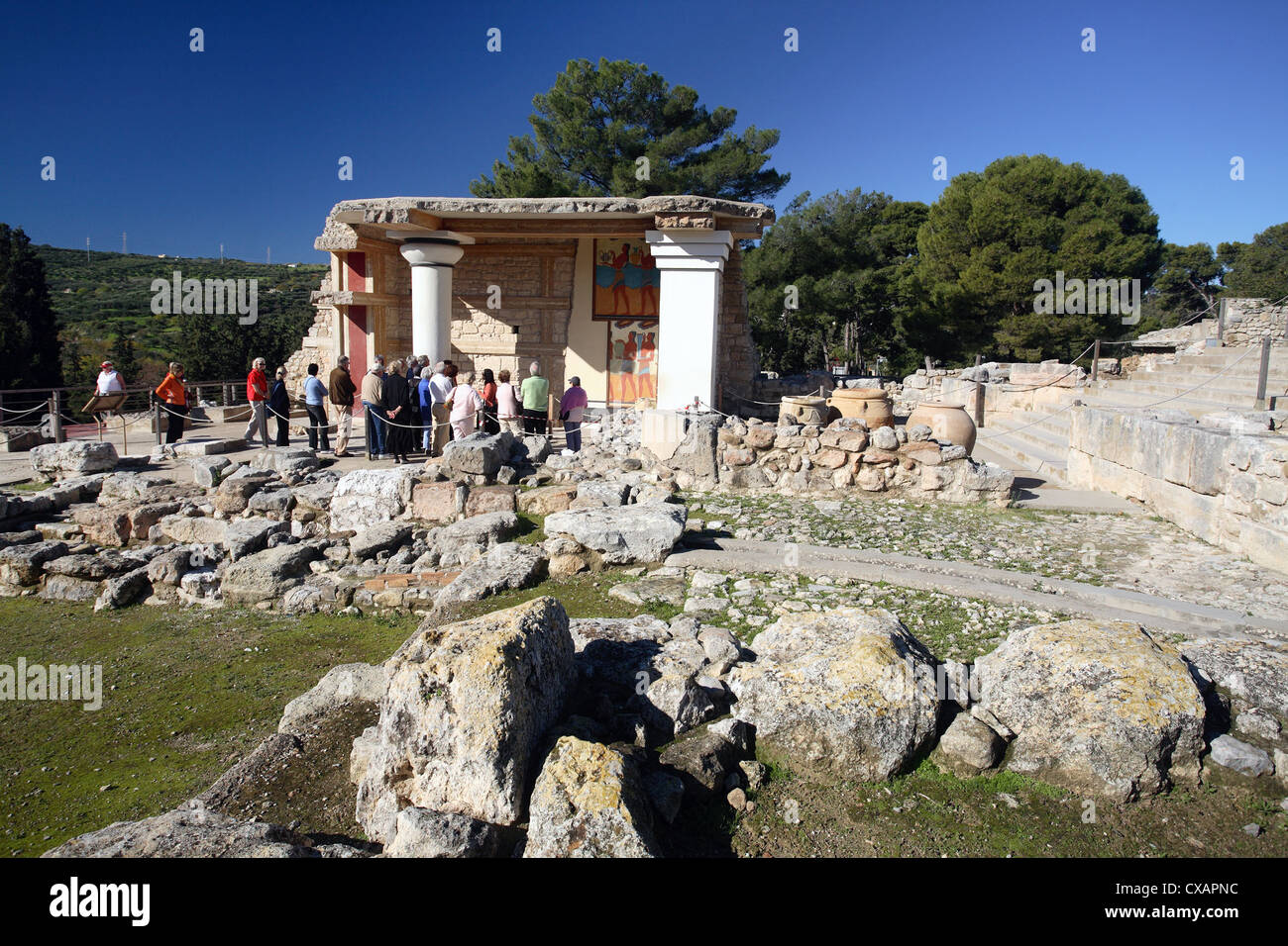 Knossos, Touristen besichtigen die Überreste des Schlosses Stockfoto