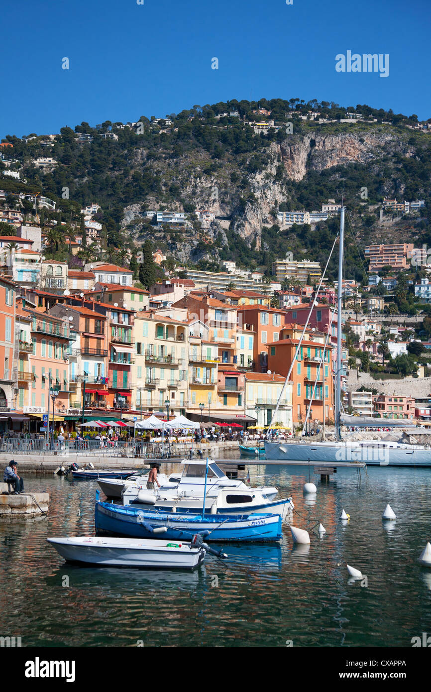 Farbenfrohe Gebäude entlang der Uferpromenade, Villefranche, Alpes-Maritimes, Provence-Alpes-Cote d ' Azur, Côte d ' Azur, Frankreich Stockfoto