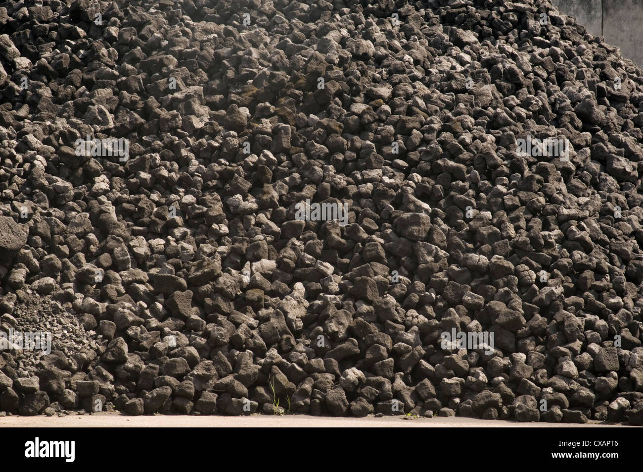 Kohle-Aktien Haufen Klumpen Klumpen behält sich schwarze Bunker Bunker Coalbunker coalbunkers Stockfoto