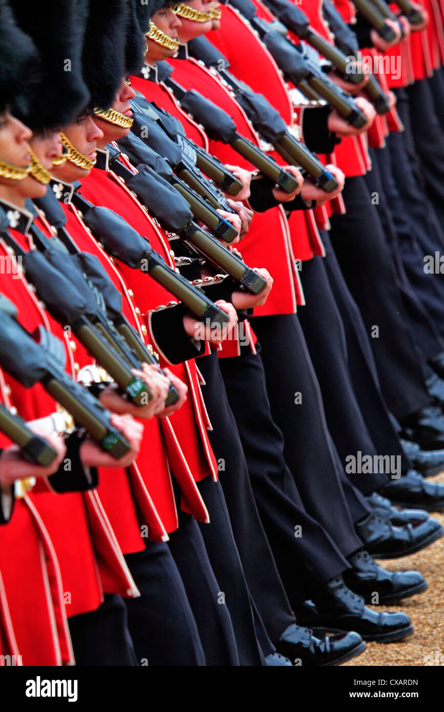 Soldaten beim Trooping die Farbe 2012, die Queen Geburtstag Parade, Horse Guards, Whitehall, London, England, Vereinigtes Königreich Stockfoto