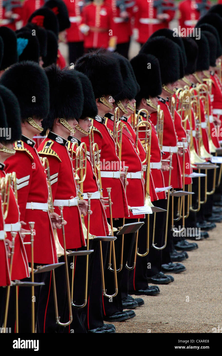 Soldaten beim Trooping die Farbe 2012, die Queen Geburtstag Parade, Horse Guards, Whitehall, London, England, Vereinigtes Königreich Stockfoto