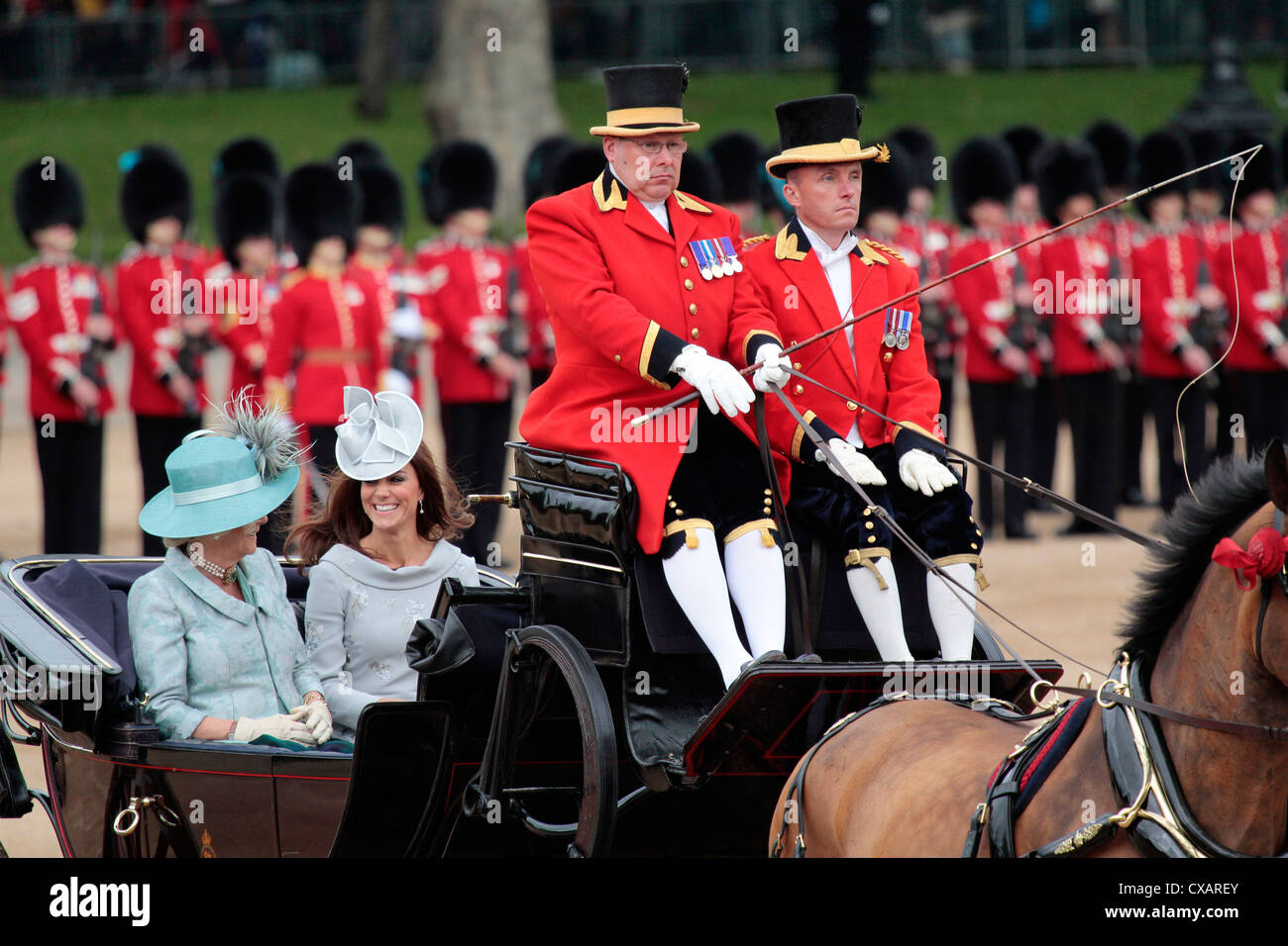 Die Herzogin von Cornwall und die Herzogin von Cambridge, Trooping die Farbe 2012, die Queen Geburtstag Parade, Whitehall, London Stockfoto