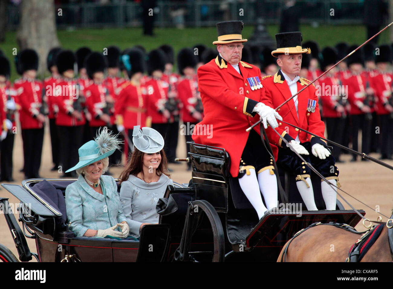 Die Herzogin von Cornwall und die Herzogin von Cambridge, Trooping die Farbe 2012, die Queen Geburtstag Parade, Whitehall, London Stockfoto