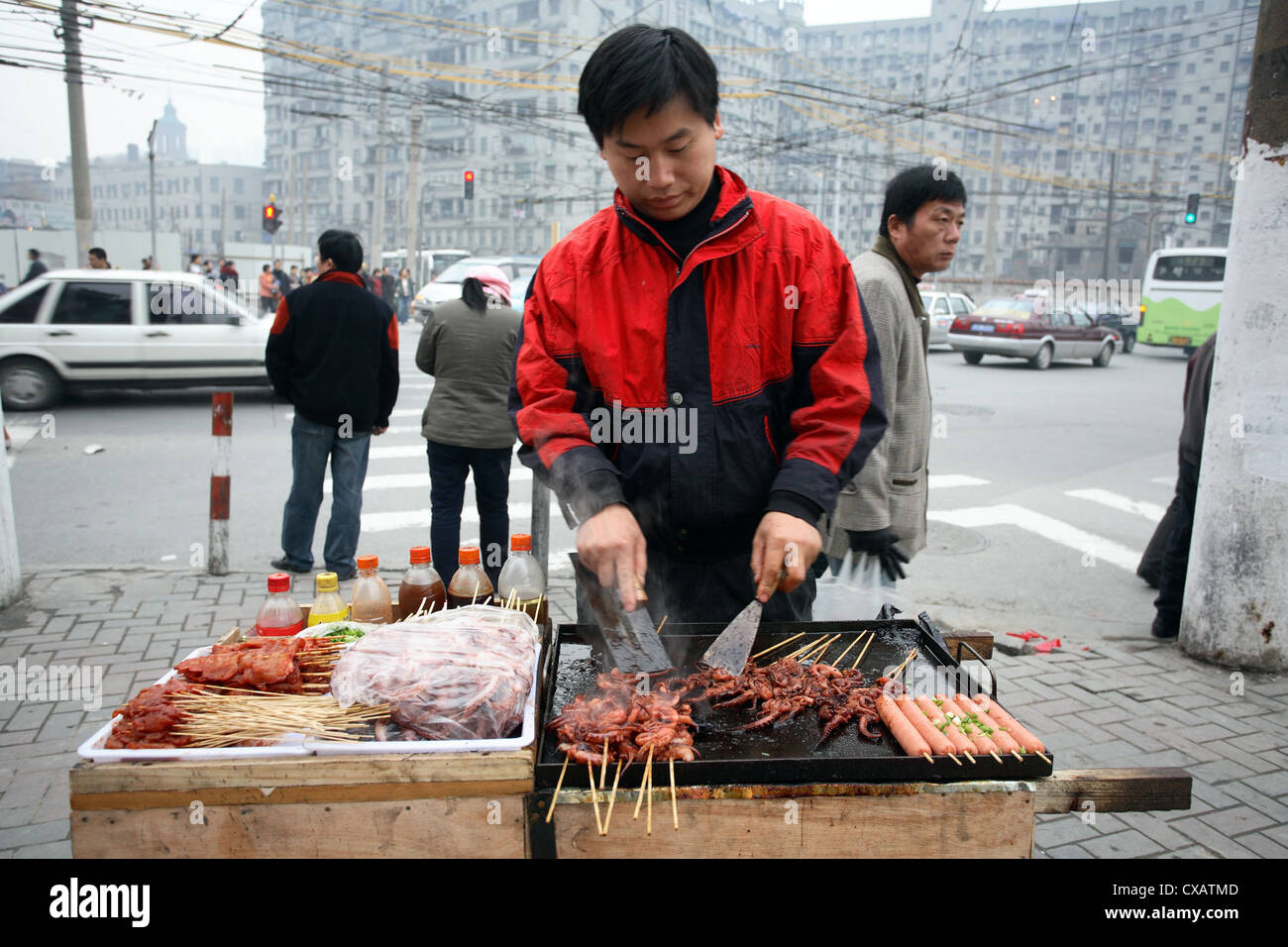 Shanghai, Straße Snack. Verkäufer, die Spieße Grillen Stockfoto