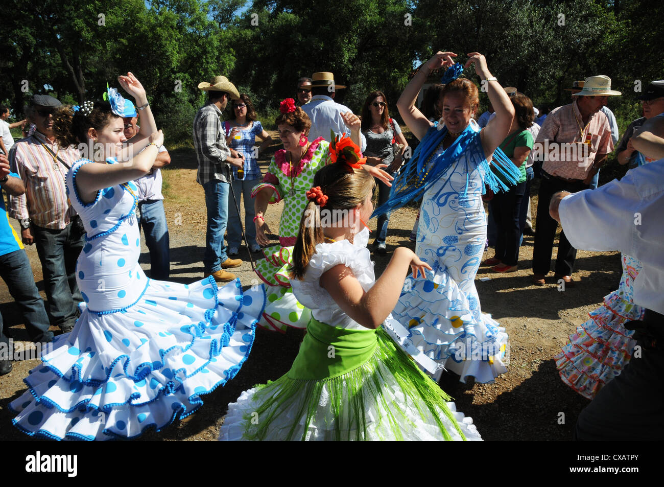 Frauen im nationalen Flamenco tanzen Kleid auf dem richtigen Weg beim jährlichen fest. Stockfoto