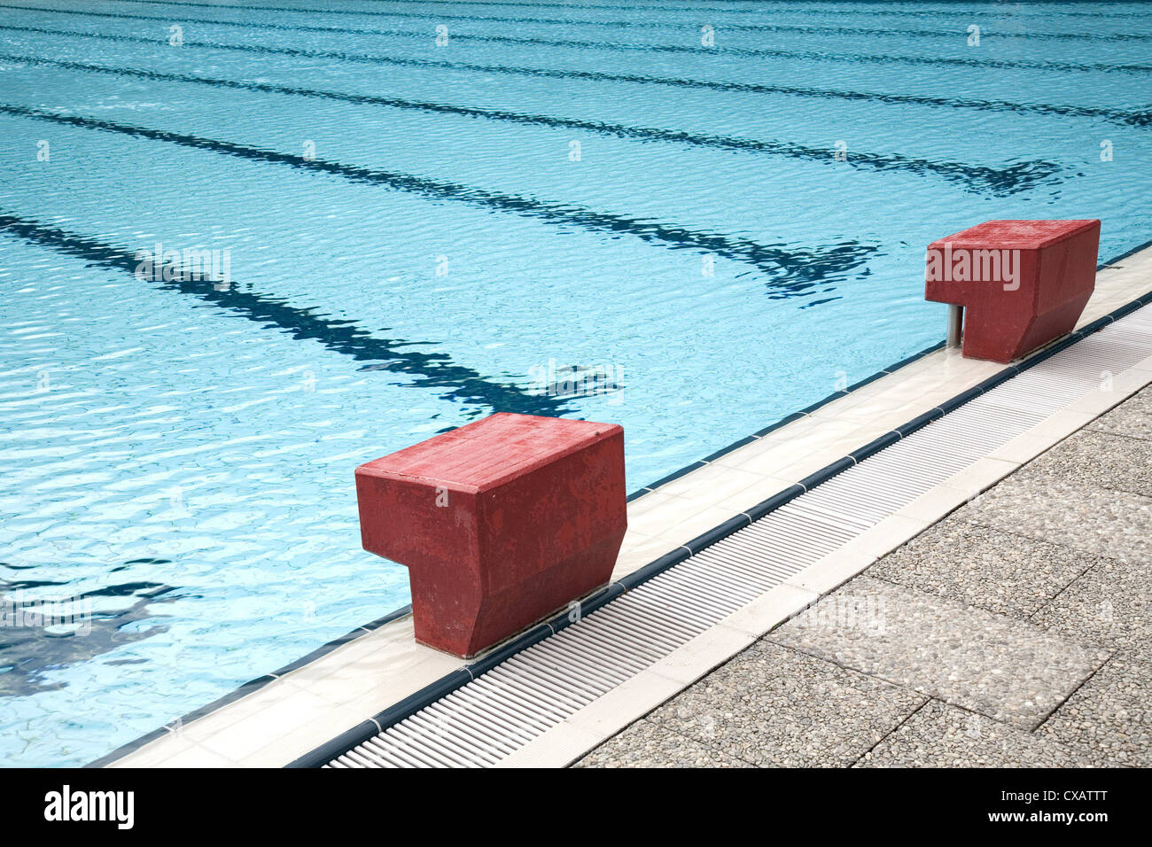 Warthausen, Startbloecke in einem Schwimmbad Stockfoto